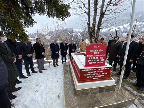 Kaymakamımız Gürkan Üçüncü protokol üyeleri ile birlikte Şehit Mustafa Magunacı'nın kabrini ziyaret etti.