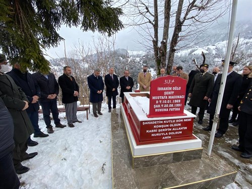 Kaymakamımız Gürkan Üçüncü protokol üyeleri ile birlikte Şehit Mustafa Magunacı'nın kabrini ziyaret etti.